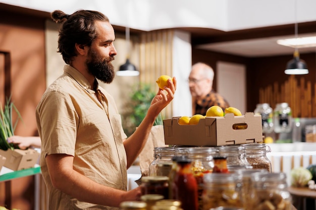 Зеленый живой человек проверяет фрукты в магазине