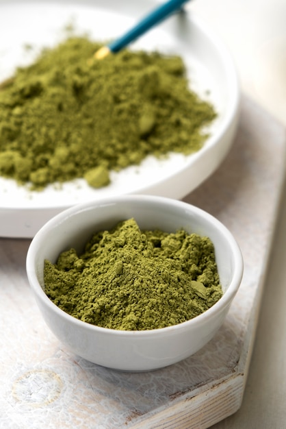 Foto gratuita polvere di matcha verde natura morta