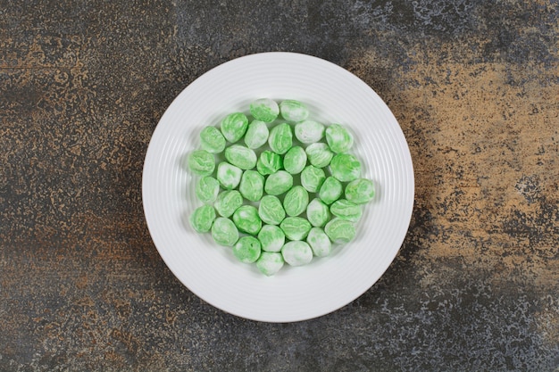 Free photo green menthol candies on white plate.