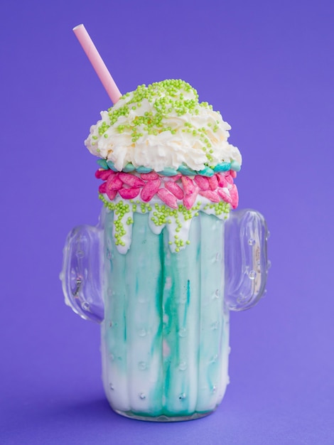 Free photo green milkshake on purple background