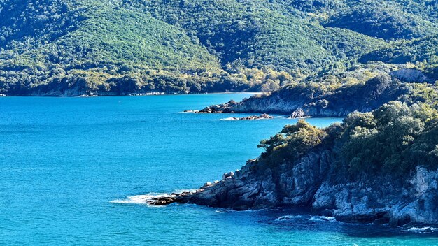 オリンピアダハルキディキギリシャの緑の山々と青い海