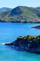 Foto gratuita montagne verdi e mare blu a olympiada halkidiki grecia