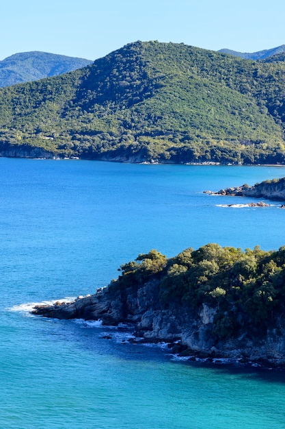 オリンピアダハルキディキギリシャの緑の山々と青い海