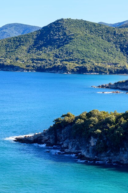 オリンピアダハルキディキギリシャの緑の山々と青い海