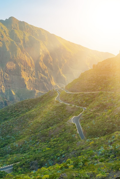 Foto gratuita colline verdi delle montagne e strada di bobina vicino al villaggio di masca un giorno soleggiato, tenerife, isole canarie, spagna