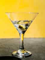 Free photo green olive splashing in martini