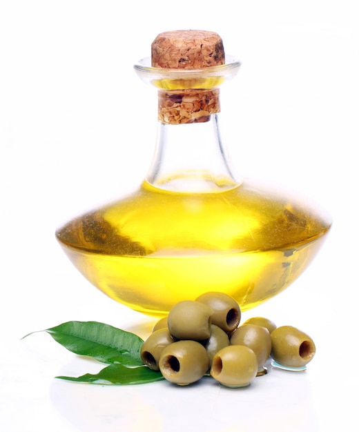 Бесплатное фото Зеленые оливки в масле
