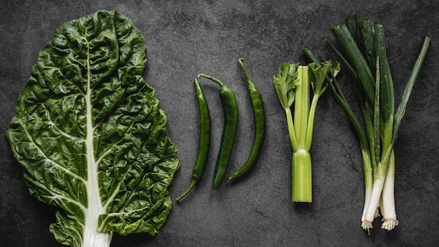 Зеленые органические овощи для салата