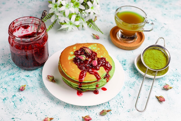 無料写真 緑のパンケーキ、抹茶パウダー、レッドジャム、上面図