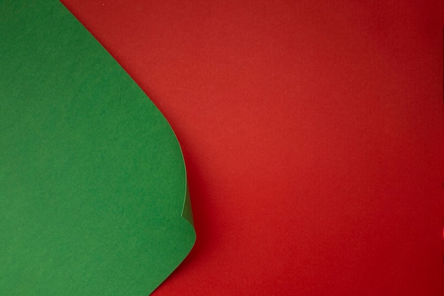Зеленая бумага на красном столе