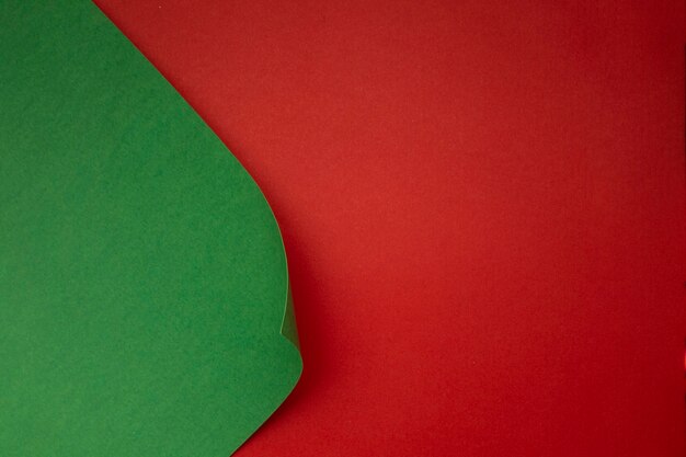 赤いテーブルの上の緑の紙