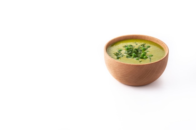 Суп из зеленого горошка в миске на белом фоне