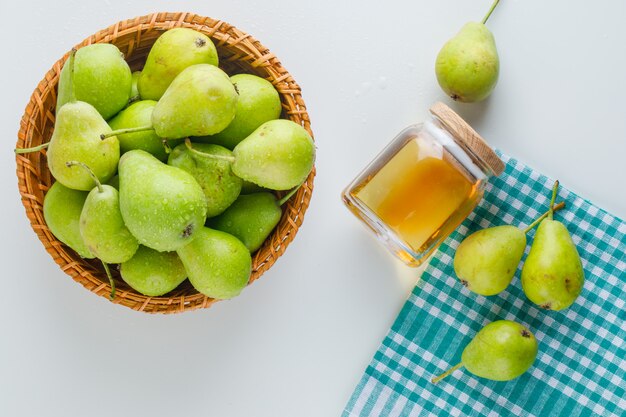 蜂蜜フラットバスケットの緑の梨は白とキッチンタオルの上に置く