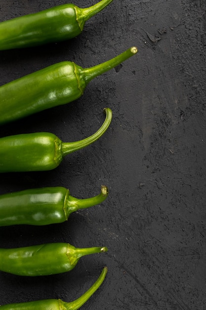 Foto gratuita peperone verde piccante su fondo nero