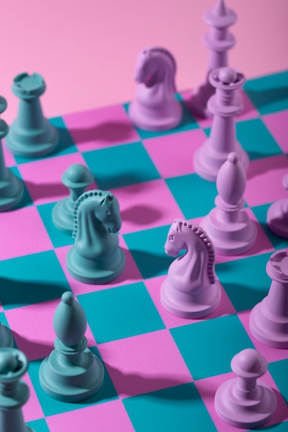 게임 보드가 있는 체스용 녹색 및 분홍색 조각
