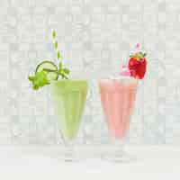 Free photo green and pink summer smoothies with strawberry