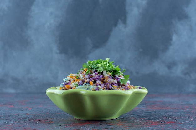 Free photo a green plate of vegetable salad with herbs