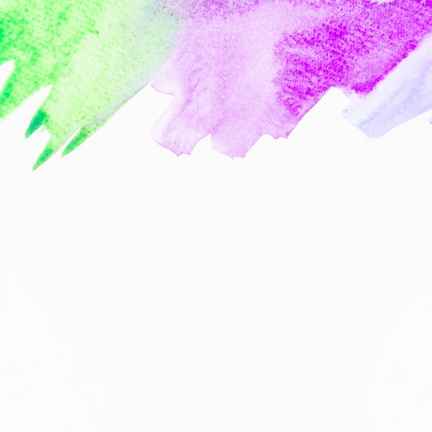 白地に緑と紫の水彩画の筆