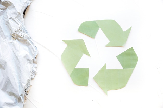 Зеленый логотип утилизации с пластиковым мусором