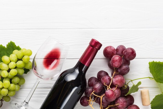 Зеленый и красный виноград с вином