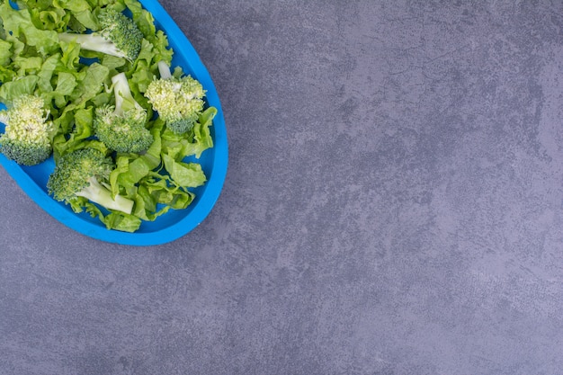 Free photo green salad with herbs and spices in a ceramic plate