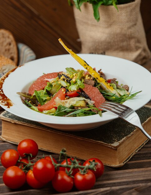 Green salad with pepperoni and galetta bread 