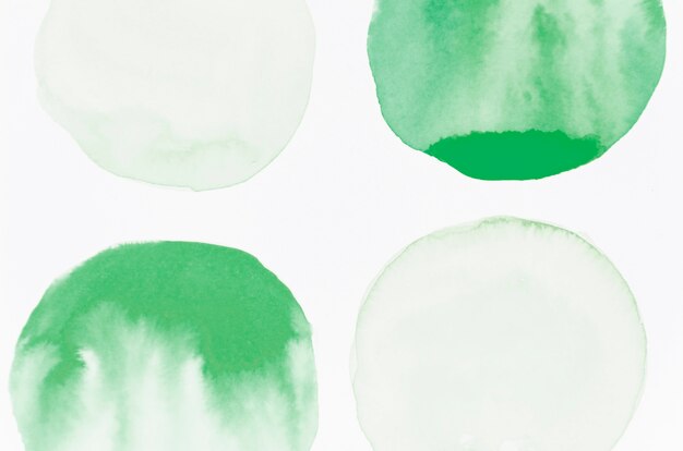 녹색 그늘 브러쉬 스트로크 원 흰색 배경에 고립