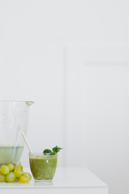 Зеленый коктейльный напиток на столе