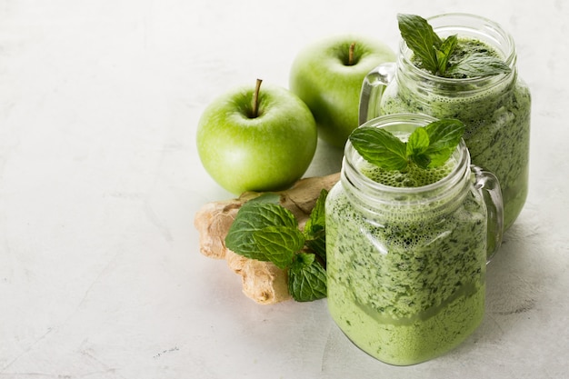 Free photo green smoothie with ginger and apples