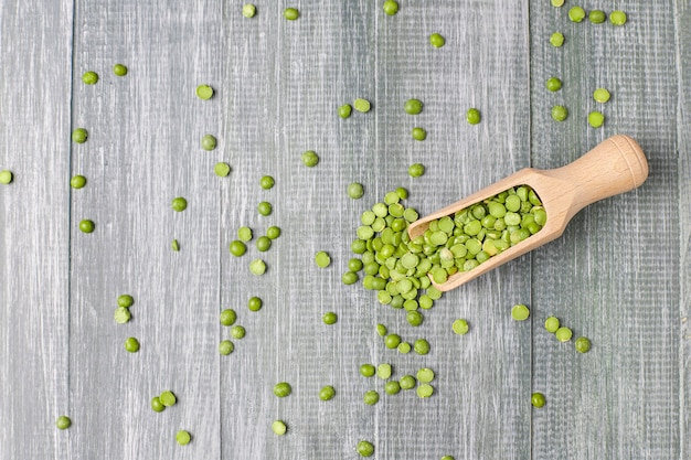 Free photo green split peas,top view