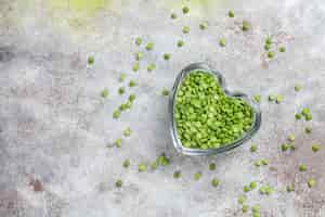 Free photo green split peas, top view