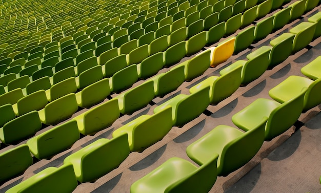 Зеленые сиденья стадиона