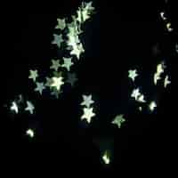 Foto gratuita stelle verdi su sfondo nero