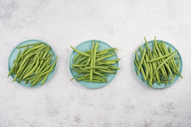 Free photo green string beans on a textured background empty space for text vegetables