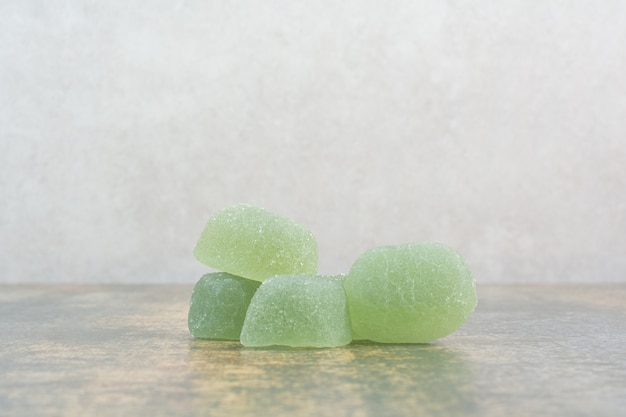 Мармелд зеленый сахар на фоне мрамора. Фото высокого качества