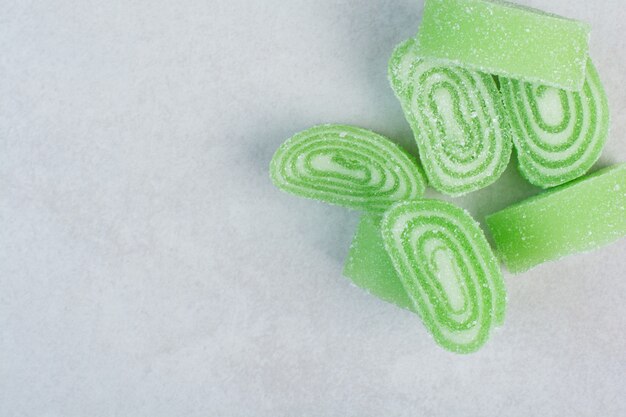 Зеленый сладкий мармелад на белом фоне. Фото высокого качества