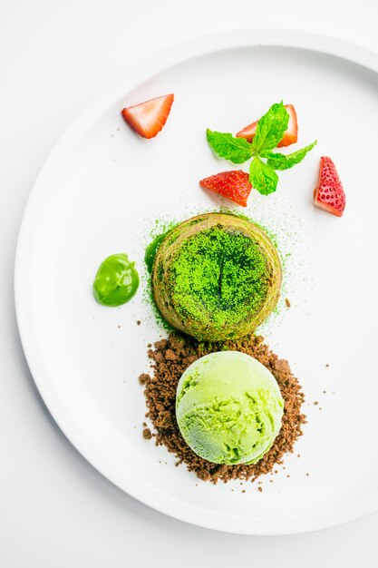 Free photo green tea chocolate lava with ice cream and strawberry