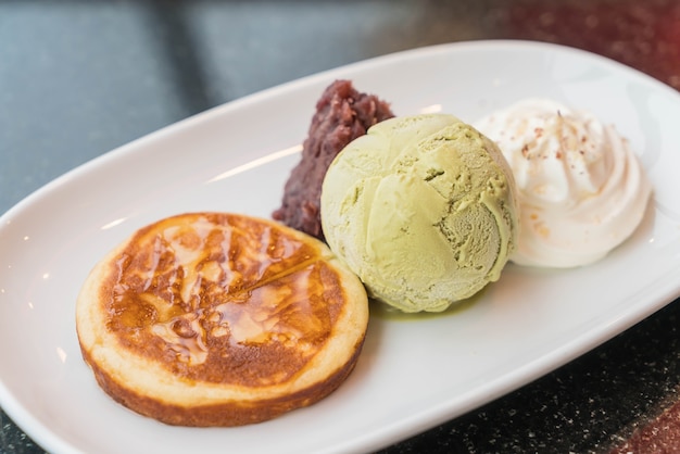 Foto gratuita gelato alla tè verde con pancake, fagiolini rossi e crema di panna