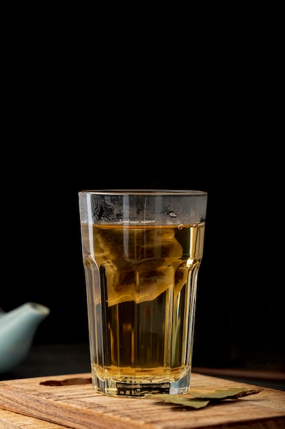 Foto gratuita barattolo di tè verde su un piatto di legno