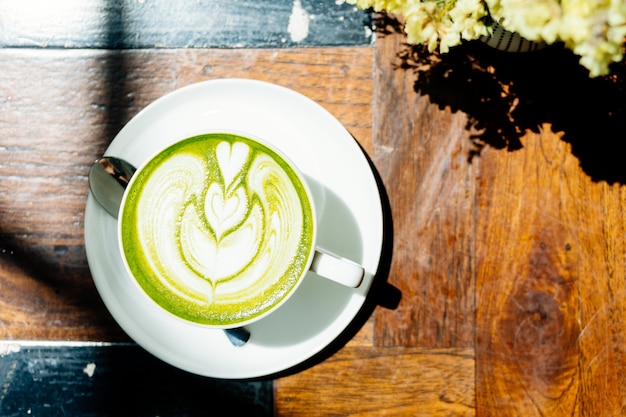 Foto gratuita latte di matcha del tè verde in tazza bianca