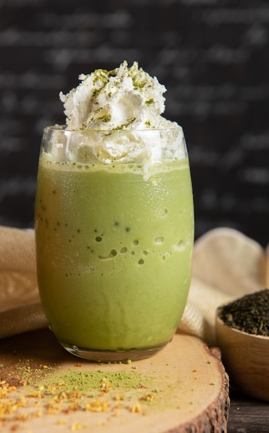 Бесплатное фото Зеленый чай молочный коктейль со взбитыми сливками