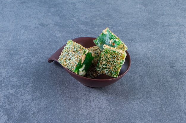 Free photo green turkish delights in a bowl, on the marble surface