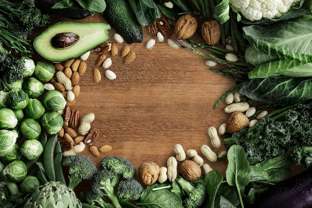 Foto gratuita cornice di verdure verdi con noci e avocado