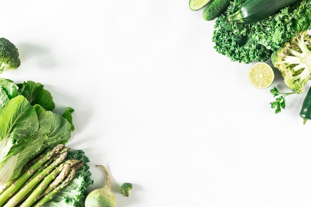 Зеленые овощи Свежие зеленые продукты Концепция здорового вегетарианского питания фон Плоская планировка