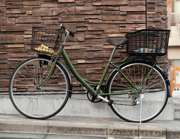 Зеленый старинный велосипед с корзинами