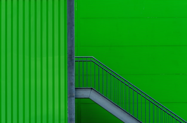 Parete verde con scale in metallo