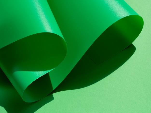 Бесплатное фото Зеленые волны изогнутых листов бумаги