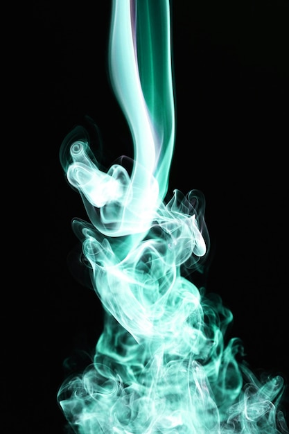 Зеленый волнистый дым на черном фоне