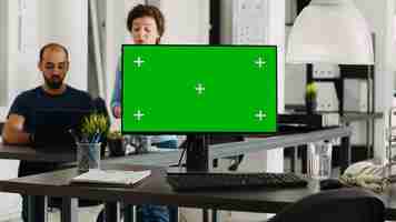 Foto gratuita modello a schermo verde sul pc in ufficio