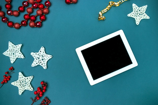 Поздравительная открытка копирует шаблон с рождественскими украшениями.
